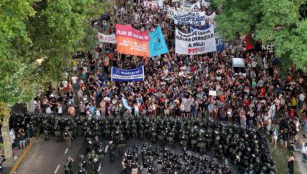 choques entre manifestantes y uniformados en las afueras del congreso argentino en medio del debate 141965