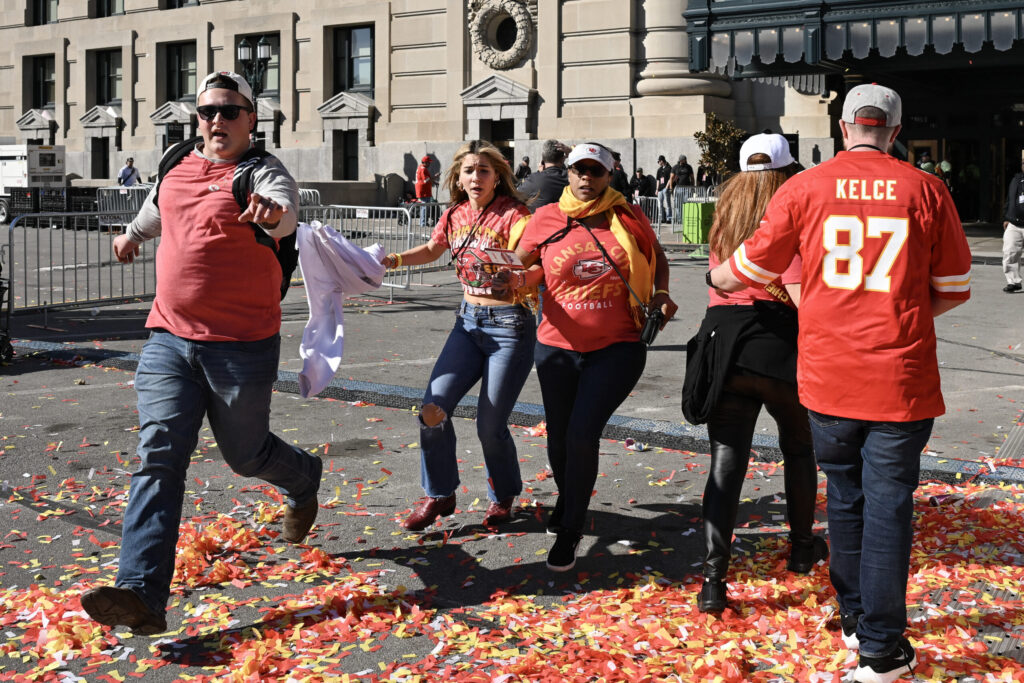 Un muerto en tiroteo durante celebración del Super Bowl en Kansas City 2 tiroteo Kansas AFP scaled 1