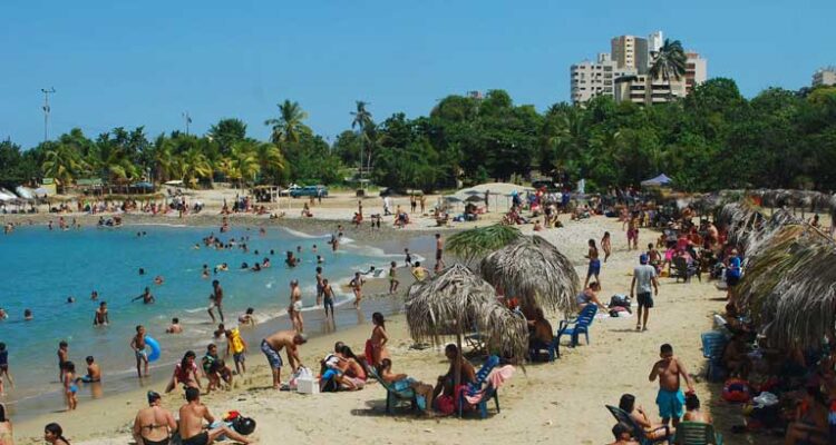 Ecoanalítica: Solo 10% de los venezolanos pueden planear viajes en Semana Santa 1 24 11 20 Playas de Macuto Full en Epoca de Pandemia f 2 Pandemia f 2