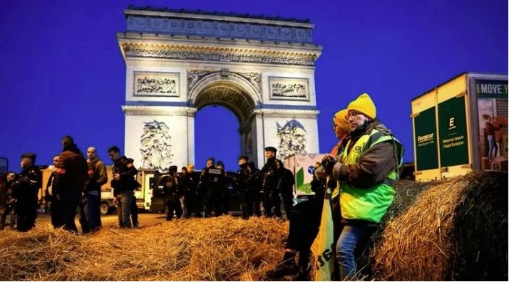 Más de 60 arrestados en protesta de agricultores en los Campos Elíseos, París 2 Agricultores Francia