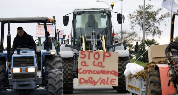 Más de 60 arrestados en protesta de agricultores en los Campos Elíseos, París 1 Huelga Francia