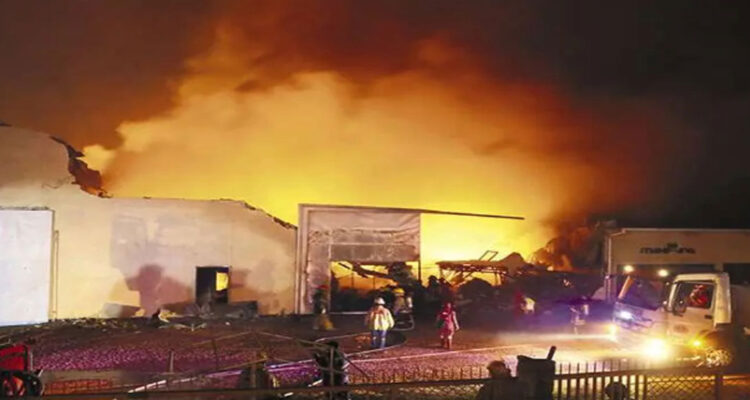 Incendio consume fabrica de colchones en Maracaibo 19 de marzo del 2024 elorientaldemonagas.com