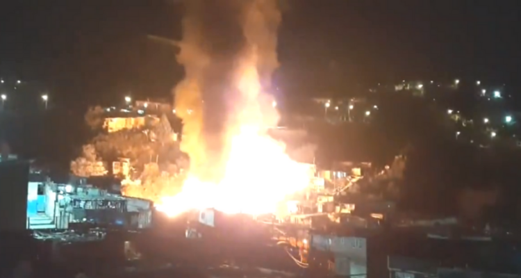 Un incendio consumió cerca de 70 casas de un barrio informal en el centro de Bogotá 1 colo