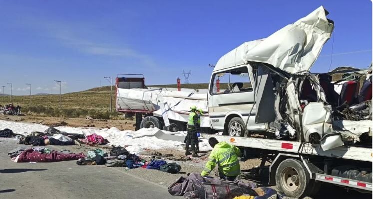 Al menos 14 fallecidos y 2 heridos en un accidente en Bolivia 1 Accidentebolivia