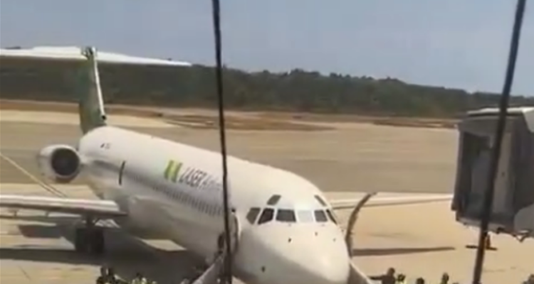 IAIM: Presencia de humo en la cabina de pasajeros motivó evacuación de aeronave de aerolínea Laser 1 Avión de Laser