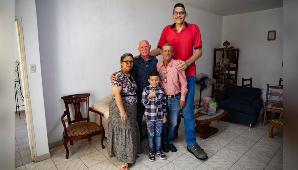 Un venezolano ostenta el título del hombre con lo pies mas grandes de todos los tiempos... y pide ayuda 3 Hombre con los pies mas grandes del mundo