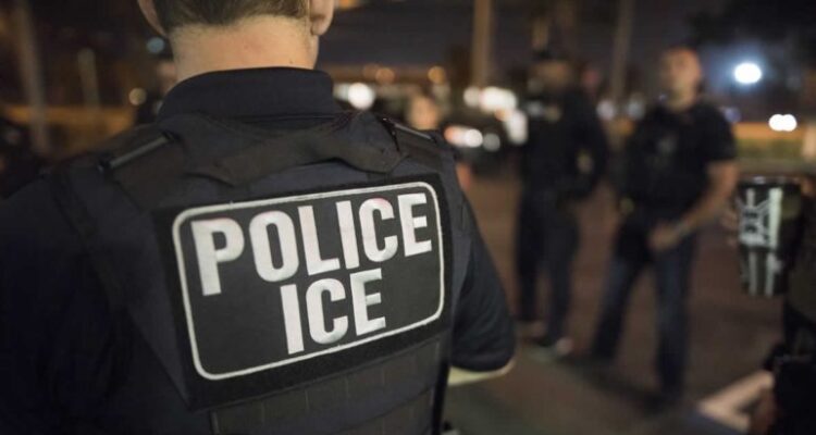 Venezolano de 26 años murió bajo custodia del servicio de inmigración en Estados Unidos 1 ICE vest 771x515 1