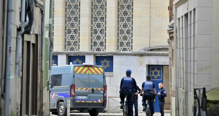 Policía francesa mató a un hombre armado que intentaba prender fuego a una sinagoga 1 Sinagoga
