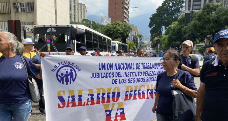 Red Sindical y Plataforma Unitaria califican de «burla» el aumento del presidente Maduro 1 MARCHA POR AUMENTO