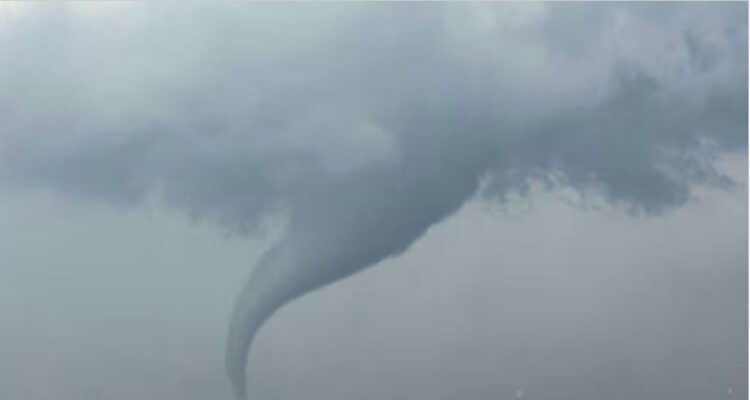 Estados Unidos alertó a más de 70 millones de personas por tornados 1 Tornado