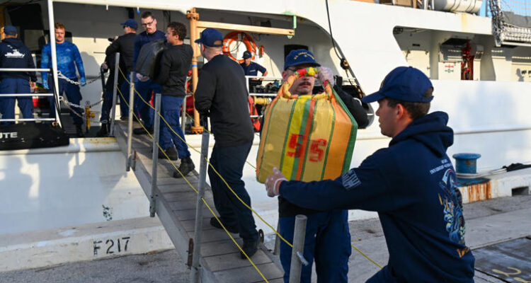 Guardia Costera descargó en Florida 2.180 kilos de cocaína incautada cerca de Venezuela 1 Cocaína
