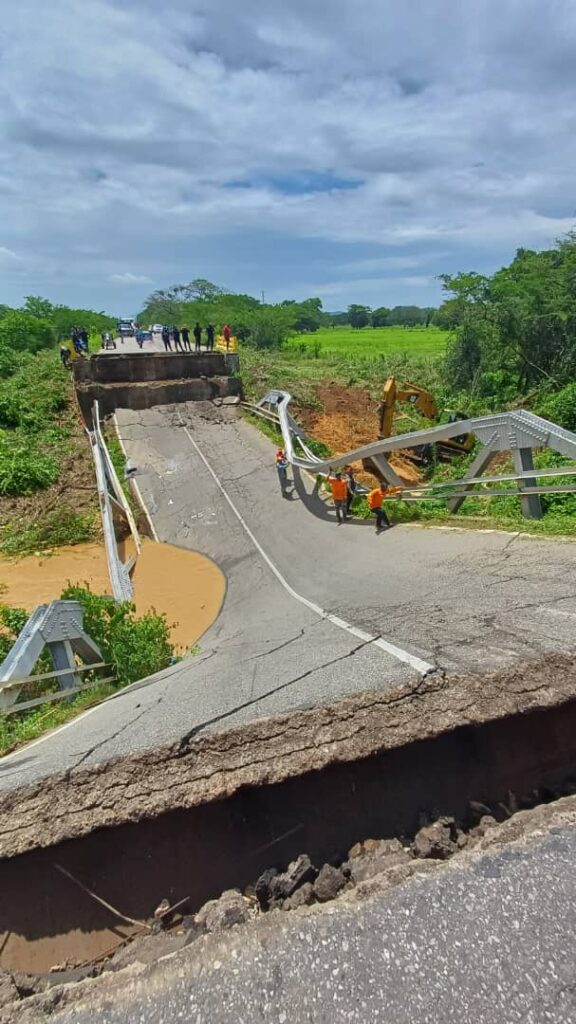 Comenzó la movilización de maquinaria para reconstruir y reemplazar el puente que colapsó en la Falcón-Zulia 4 PHOTO 2024 06 14 17 58 38