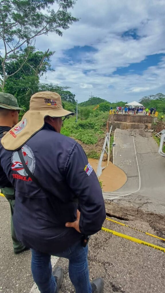 Comenzó la movilización de maquinaria para reconstruir y reemplazar el puente que colapsó en la Falcón-Zulia 3 PHOTO 2024 06 14 17 58 55
