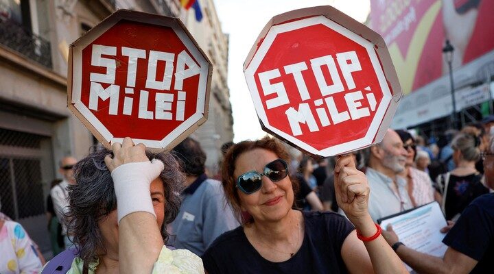 Activistas de Femen protestaron ante la llegada de Milei a Madrid 1 milei