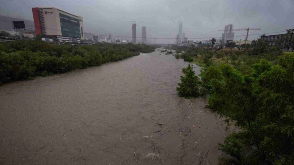 Tormenta tropical sacude las costas de Mexico y deja tres muertos