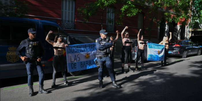 Activistas de Femen protestaron ante la llegada de Milei a Madrid 2 femen protestan contra milei