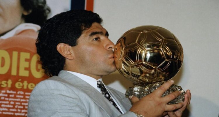 Justicia francesa ordenó la incautación del Balón de Oro mundialista de Maradona 1 Maradona