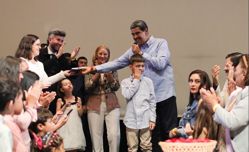 Construccion colectiva recrea vida y obra de Nicolas Maduro en libro y pelicula