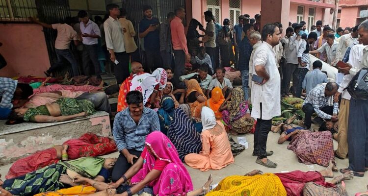 Subió a 121 los muertos en una estampida tras una ceremonia religiosa en India 1 India