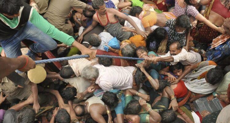 Subió a 107 los muertos en una estampida durante una ceremonia religiosa en India 1 India