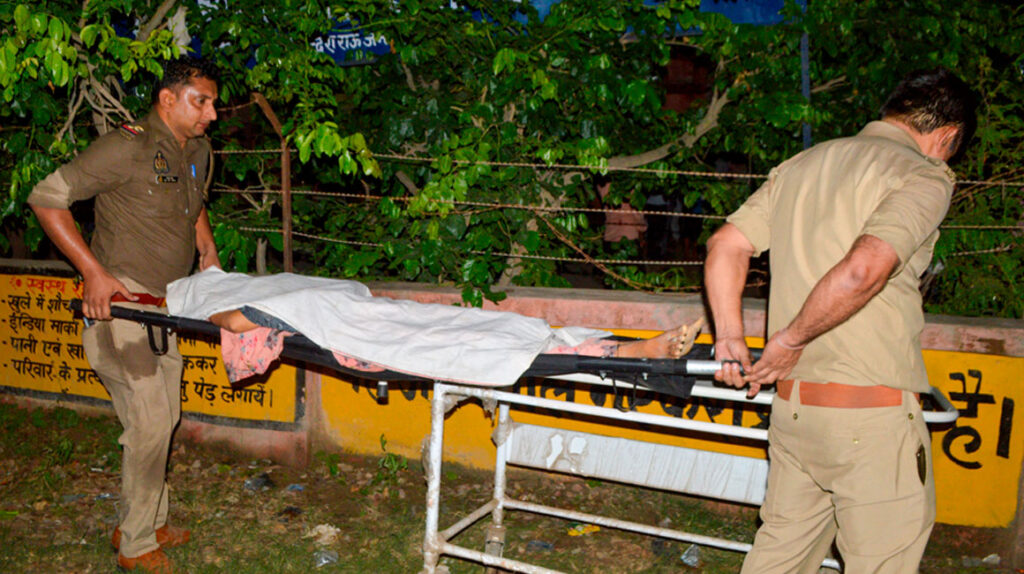 Más de 50 muertos por una estampida durante un evento religioso en la India 2 INDIA ESTAMPIDA