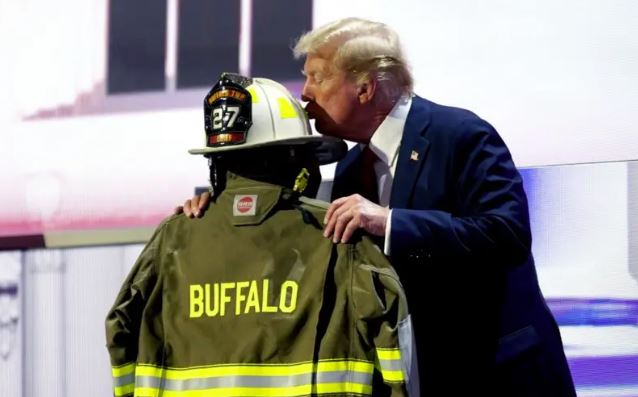 Trump beso el uniforme de bombero Corey Comperatore quien murio durante el ataque del domingo en Pensilvania