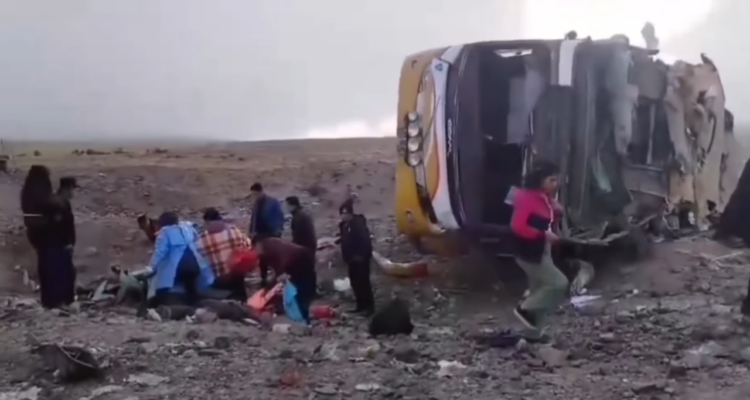Al menos cuatro fallecidos y 20 heridos tras volcar un bus en carretera de Lima 1 Accidente peru