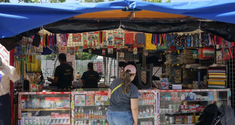Padres venezolanos se preparan económicamente para el nuevo año escolar 1 Feria escolar
