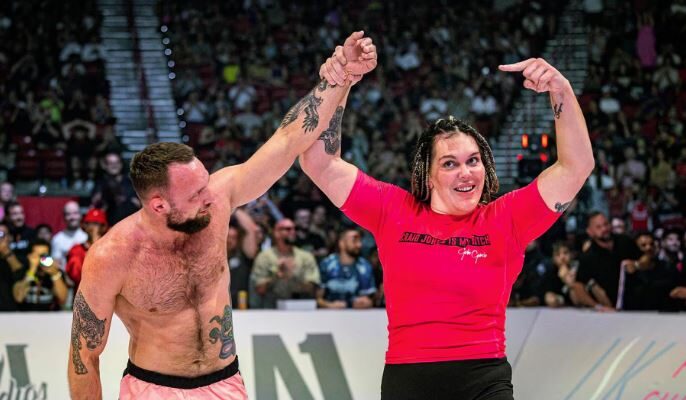 Beso sin consentimiento y una aplastante victoria: lo que dejó la primera pelea intergénero de la MMA 1 Pelea