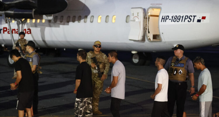 El primer vuelo de retorno de migrantes irregulares financiado por EEUU sale de Panamá