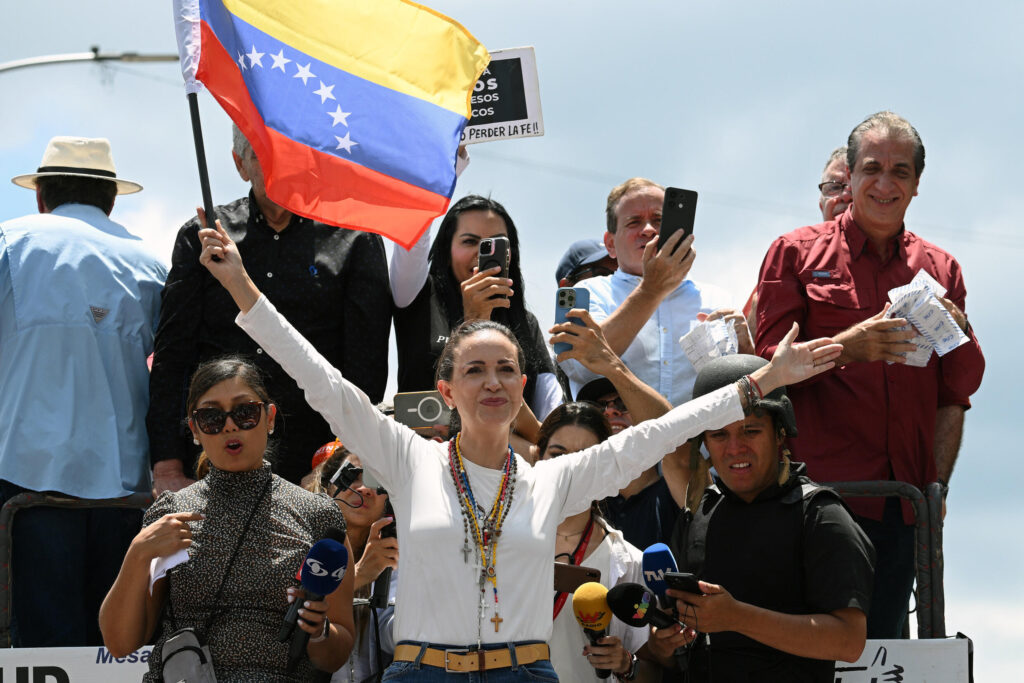 Henrique Capriles: «La mayor parte de las personas que quieren una invasión de Estados Unidos no viven en Venezuela» 6 Machado