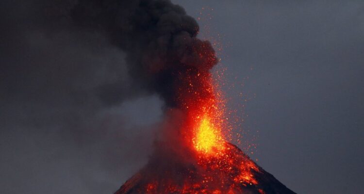 Filipinas evacuó a unas 300 personas ante actividad del volcán Kanlaon 1 Volcán