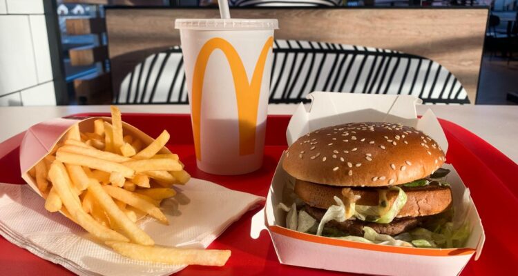 Una persona murió y 49 están intoxicadas tras comer en McDonald’s 1 McDonald´s