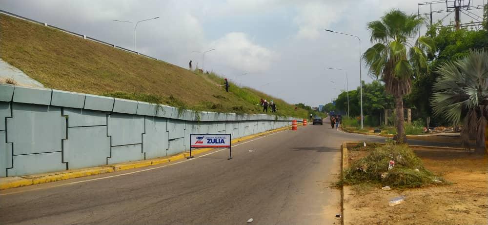 Gobernación del Zulia inició operativo de saneamiento y mantenimiento en la Circunvalación 2 de Maracaibo 3 WhatsApp Image 2024 10 17 at 12.50.42 PM 2