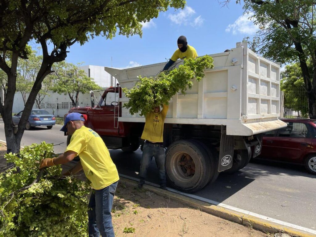 Ejecutan operativo de limpieza en la avenida Fuerzas Armadas de Maracaibo 3 WhatsApp Image 2024 10 18 at 4.05.46 PM 1