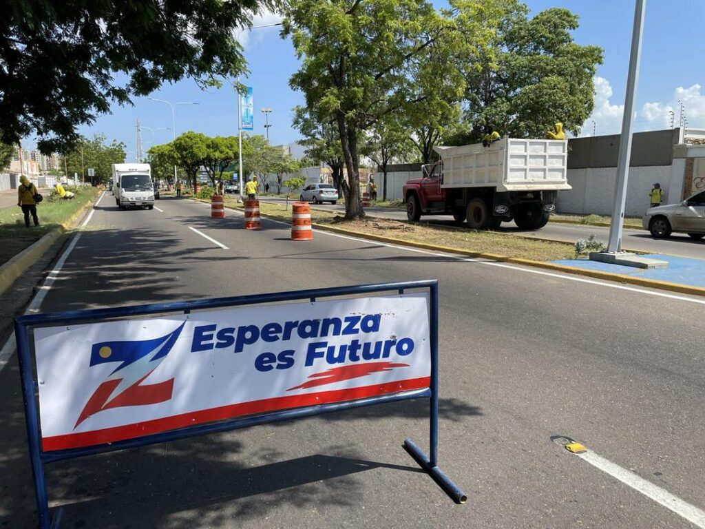 Ejecutan operativo de limpieza en la avenida Fuerzas Armadas de Maracaibo 2 WhatsApp Image 2024 10 18 at 4.05.46 PM