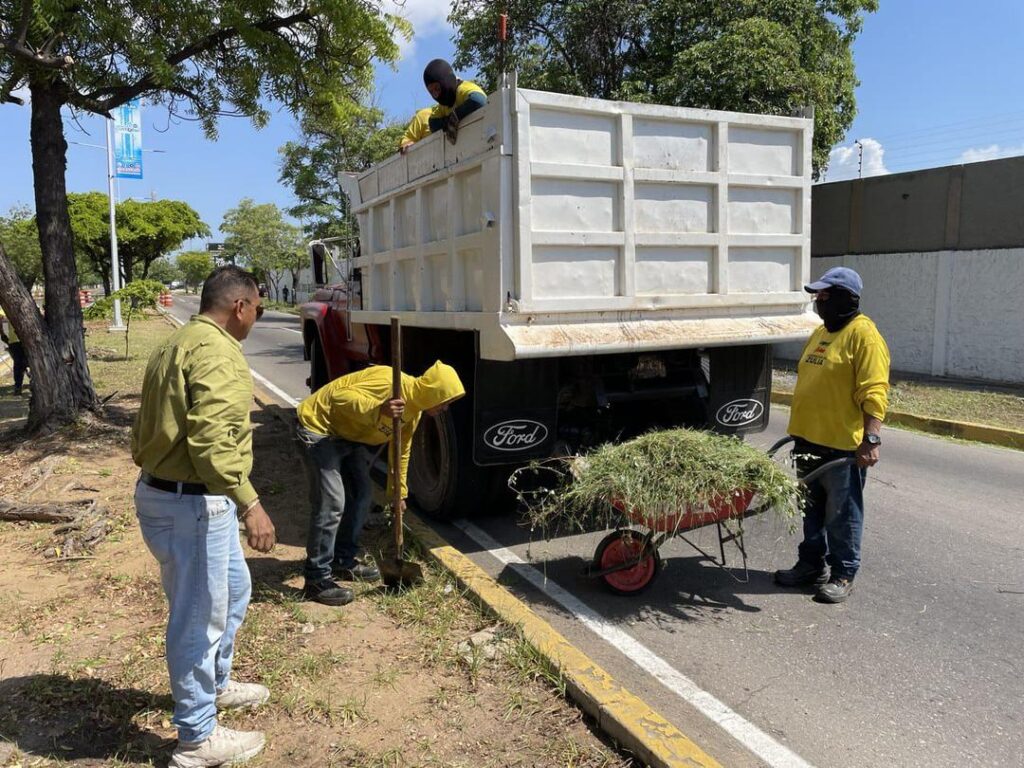 Ejecutan operativo de limpieza en la avenida Fuerzas Armadas de Maracaibo 4 WhatsApp Image 2024 10 18 at 4.05.46 PM 2