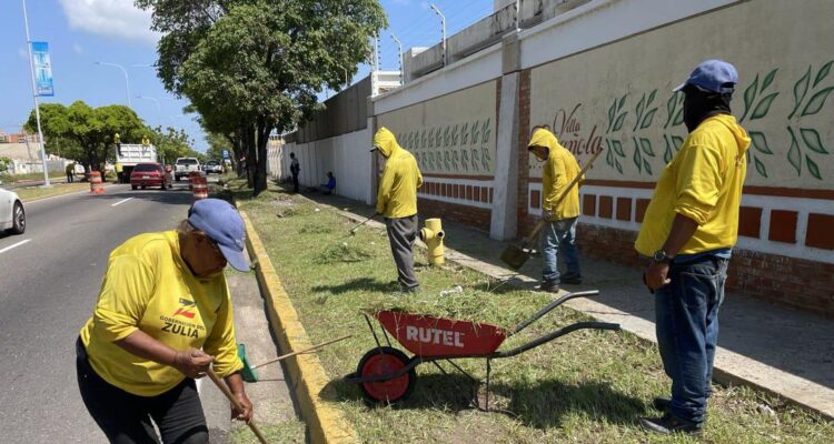 Ejecutan operativo de limpieza en la avenida Fuerzas Armadas de Maracaibo 1 Gobernación