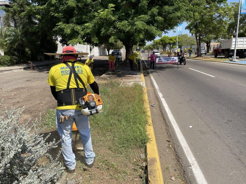 Ejecutan operativo de limpieza en la avenida Fuerzas Armadas de Maracaibo 5 WhatsApp Image 2024 10 18 at 4.05.46 PM 4
