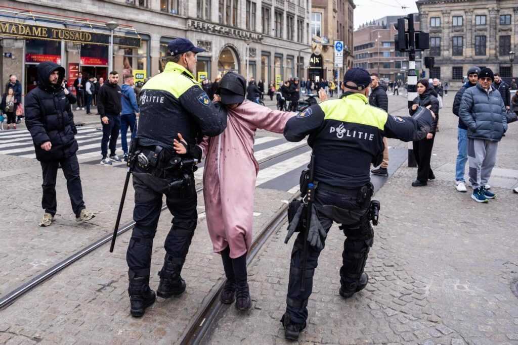 Al menos 62 detenidos en Ámsterdam en choques entre manifestantes e hinchas israelíes 3 Amsterdam