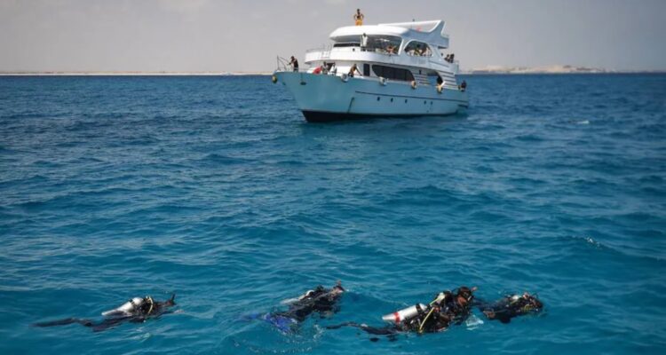 Al menos 17 desaparecidos dejó naufragio de un barco de turismo en Egipto 1 Naufragio