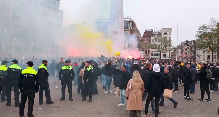 Al menos 62 detenidos en Ámsterdam en choques entre manifestantes e hinchas israelíes 1 Detenidos
