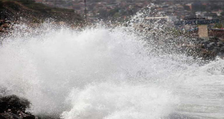 Autoridades evalúan el efecto del mar de leva en Anzoátegui 1 Marejada
