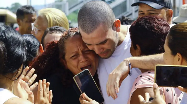 Excarcelaron a 12 mas de los presos por violencia postelectoral 1 presos