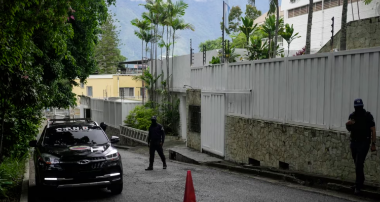 Argentina denunció hostigamiento a opositores venezolanos refugiados en embajada de Caracas 1 Embajada