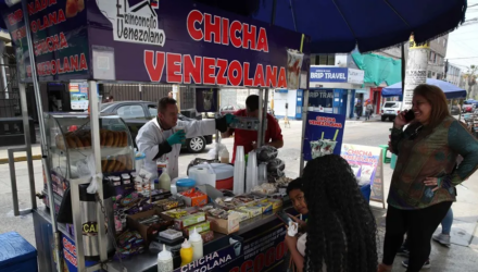 Migrantes venezolanos aportan 530 millones de dolares a economia peruana