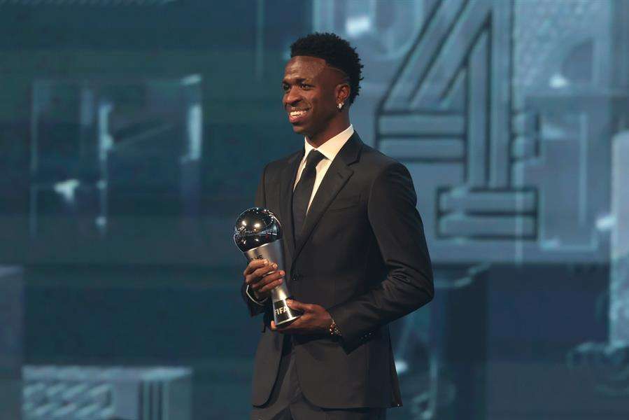 Vinícius Jr recibió el premio «The Best» al mejor jugador del mundo 2 Vinicius Jr el trofeo THE BEST en Doga Catar