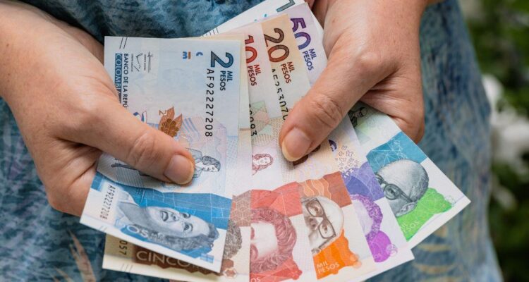 Petro anunció el aumento del salario mínimo en Colombia 1 Pesos colombianos