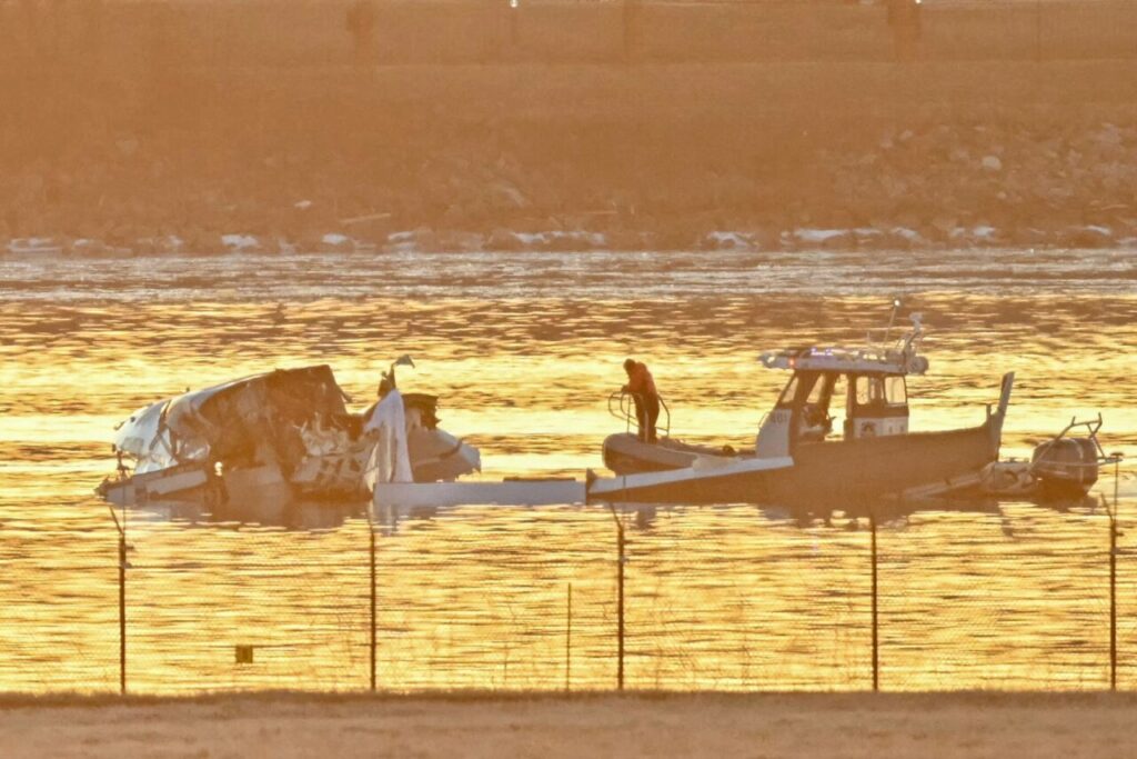 Continúan misión de recuperación e investigación de accidente aéreo en Washington 2 Accidente de avion .m