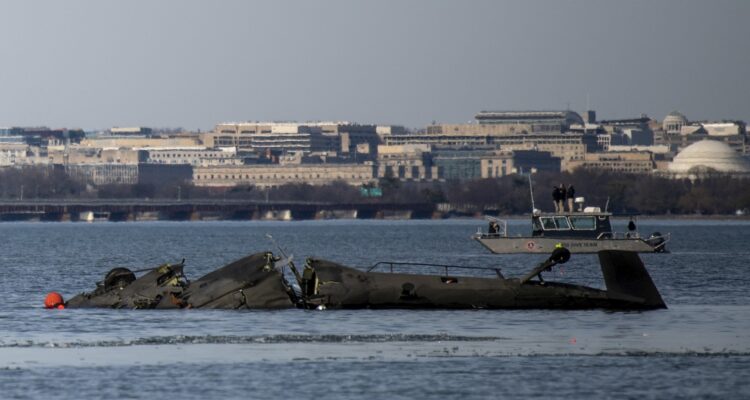 Continúan misión de recuperación e investigación de accidente aéreo en Washington 1 Accidente en Washington